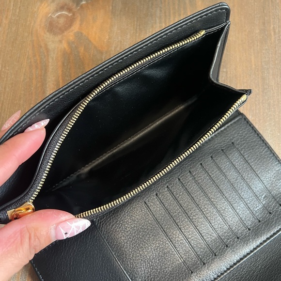 AUTHENTIC LIKE NEW LV AMELIA NOIR MAHINA WALLET - Picture 3 of 9